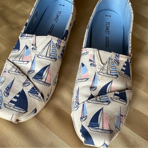TOMS Canvas Slip-On Shoes with‎ Nautical Print Ladies Size 7.5 - Picture 1 of 8